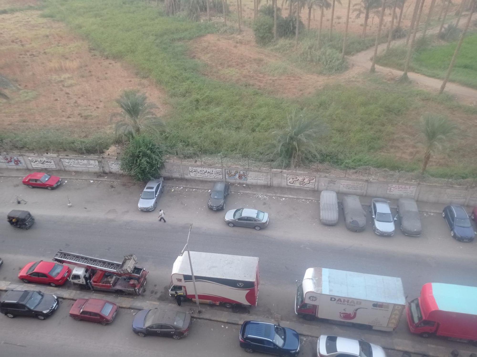 شقه تطل على فيو أخضر قريب من كافه المزارات السياحيه * Il Cairo